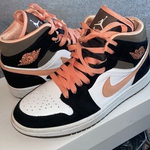 Excellent condition! Women’s Air Jordan 1 Mid SE